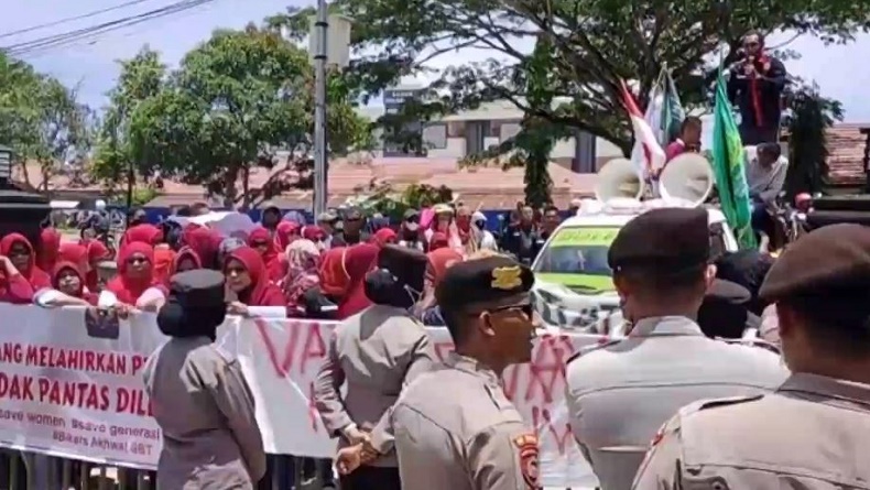 Siswi SMP Diperkosa 6 Remaja, Ibu-Ibu Demo Polres Seram Bagian Timur Minta Keadilan