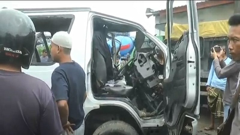 Elf Rombongan Santri Rembang Tabrak Truk Parkir di Jalur Pantura, 8 Orang Luka Parah