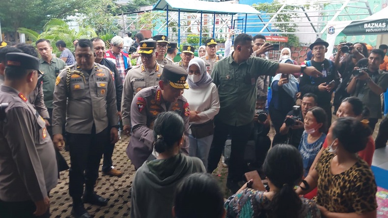 Kapolri Bagikan Sembako ke Korban Kebakaran Depo Pertamina Plumpang