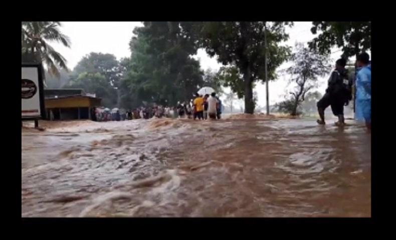 Banjir Bandang Putus Jalan Raya Bondowoso-Jember, Lalu Lintas Lumpuh Total 