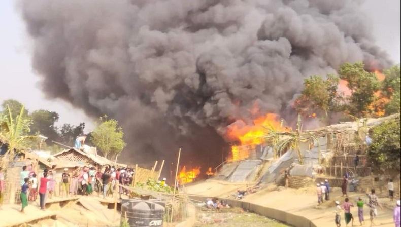 Kamp Pengungsi Rohingya di Bangladesh Terbakar