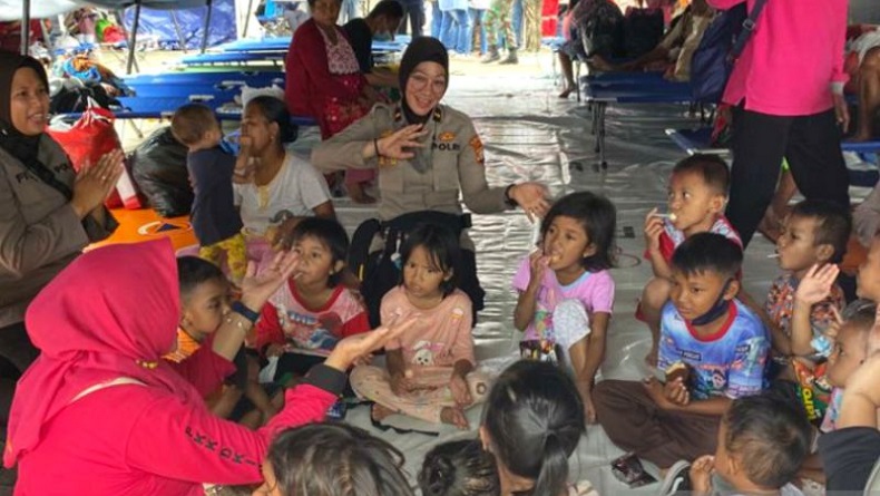 Polwan Dikerahkan Bantu Trauma Healing Anak-anak Korban Kebakaran Depo Plumpang