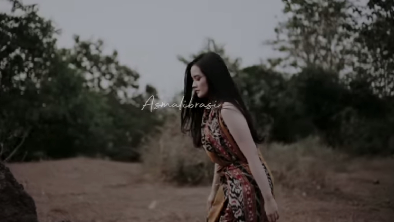 Lirik Lagu Asmalibrasi - Soegi Bornean, Penuh Kiasan yang Romantis!