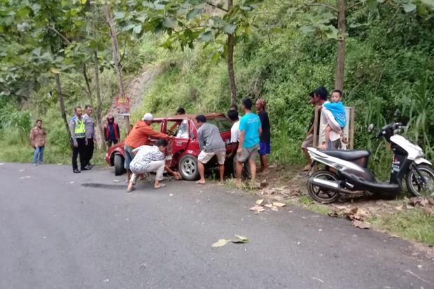 Rem Blong di Tanjakan Bibis Girimulyo, Mobil Tua Hantam Pohon Jati Lalu Masuk Parit