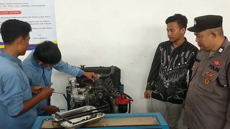 Inspiratif, Polisi di Indramayu Sisihkan Gaji untuk Dirikan SMK Gratis