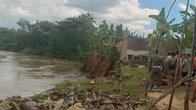 Rumah Warga di Sukoharjo Hanyut Tergerus Abrasi Sungai Bengawan Solo