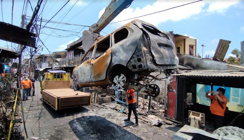 Motor dan Mobil Hangus Diangkut dari Lokasi Kebakaran Depo Pertamina Plumpang