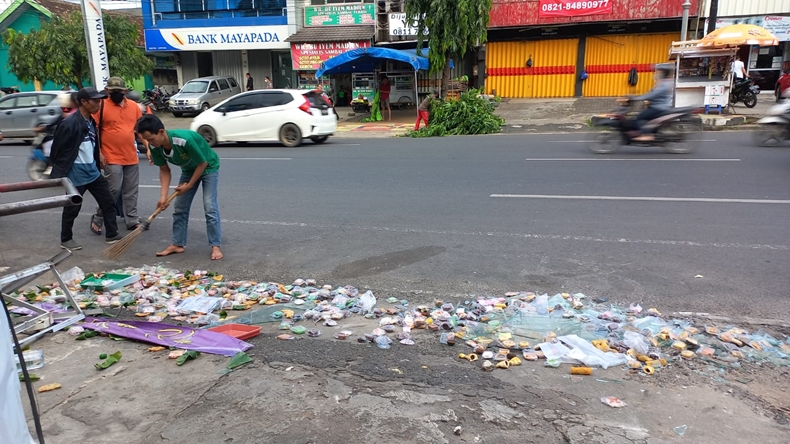 Ngebut! Pengendara Motor di Bandarlampung Tabrak Gerobak Kue