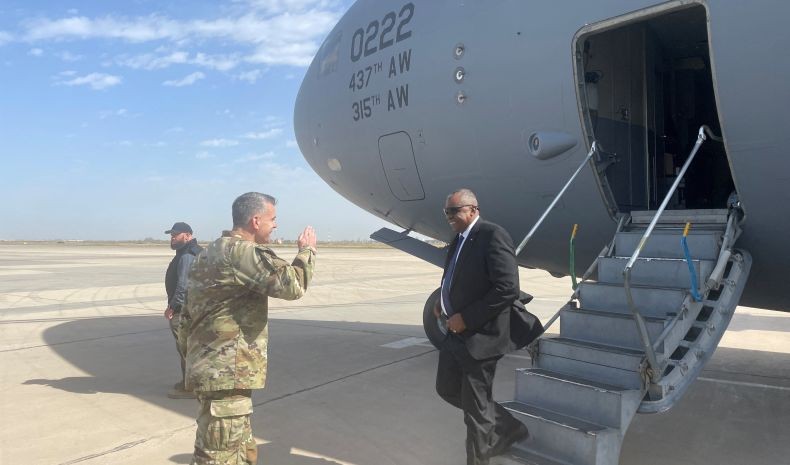 Menhan AS Lloyd Austin Mendadak Terbang ke Irak, Ada Apa?