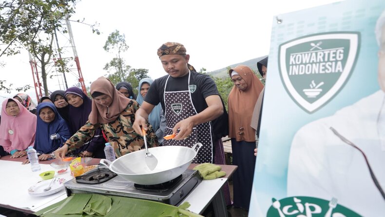 Ibu-Ibu di Cidahu Sukabumi Semringah Dapat Ilmu Masak dan Peralatan Dapur dari Kowarteg