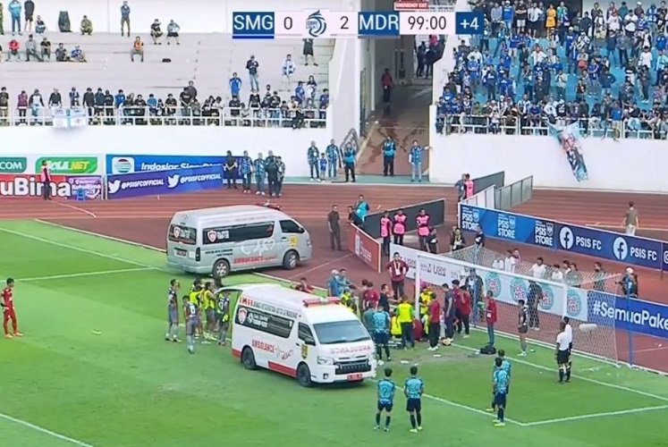 Benturan Keras! Pemain Madura United Ricky Ariansyah Pingsan usai Bikin Gol