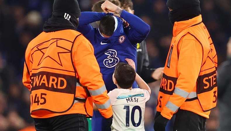 Penggemar Cilik Invasi Lapangan, Enzo Fernandez Beri Jersey Miliknya