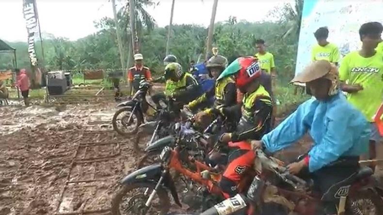 Keseruan Balap Motor Lintasan Berlumpur di Jepara, Pacu Adrenalin dan Galang Dana