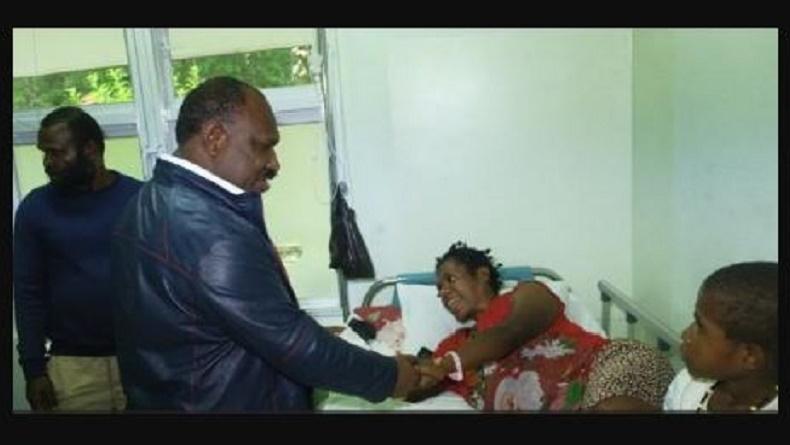 Bupati Puncak Jenguk Korban Penembakan KKB di Meagume, Beri Bantuan Trauma Healing