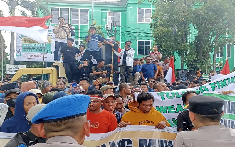 Demo di Kantor Gubernur Sumsel, Warga Muba Minta Tambang Minyak Tradisional Dilegalkan 