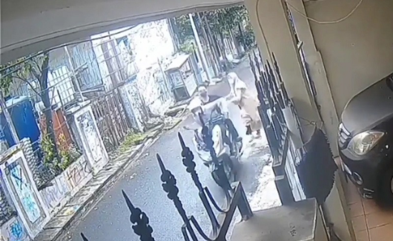 Guru Ngaji Dijambret di Cengkareng Timur, Aksi Pelaku Terekam CCTV