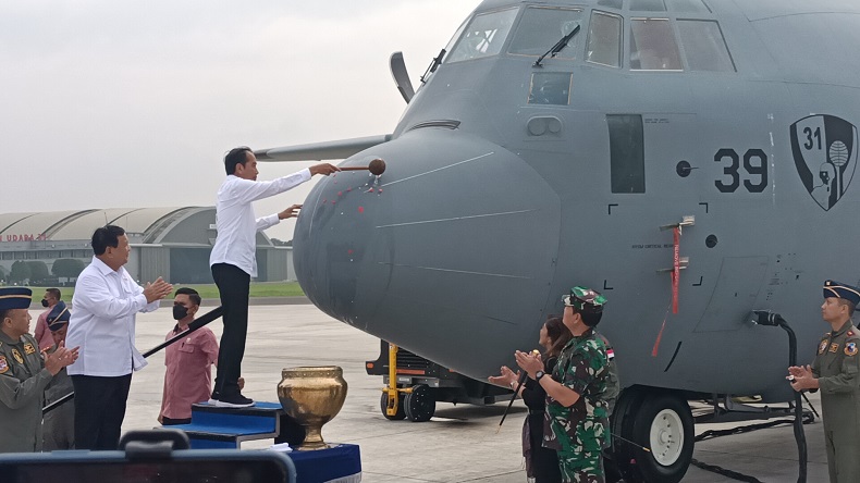 Pesawat Super Hercules Diserahkan ke Panglima TNI, Presiden Jokowi Siram Air Kembang dan Pecah Kendi