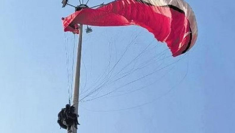 Waduh, 2 Orang Ini Nyangkut di Tiang Lampu saat Asik Paralayang