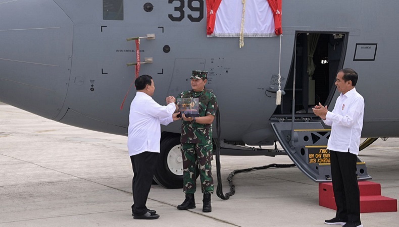 Disaksikan Jokowi, Prabowo Serah Terima Pesawat C-130J-30 Super Hercules ke TNI