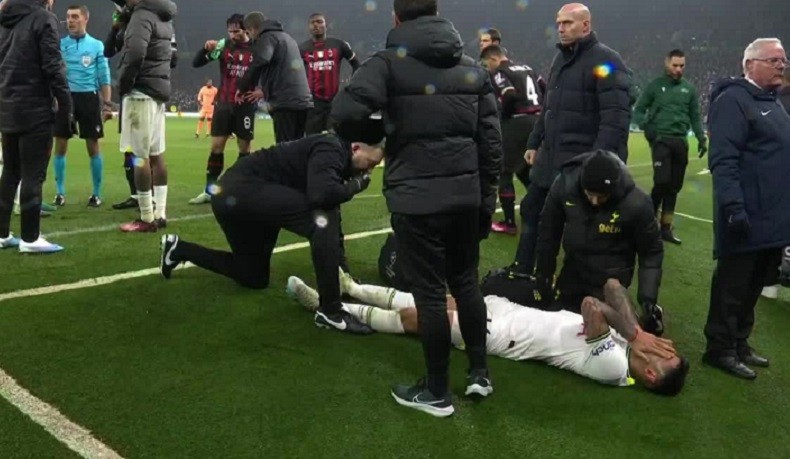Apesnya Bek Tottenham, Dapat Kartu Merah Saat Dirawat di Sisi Lapangan