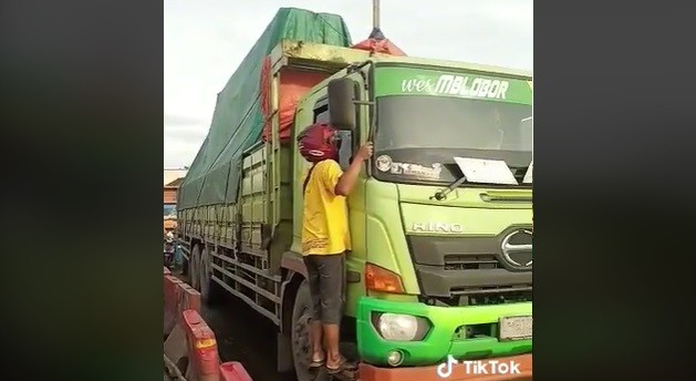 Viral Sopir Truk Ketiduran di Jalan Bikin Macet Panjang, Baru Bangun Setelah Diketuk Pemotor