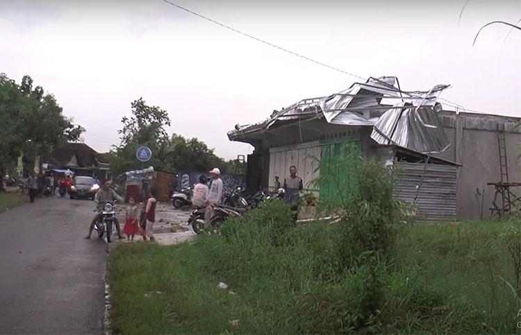 Sejumlah Toko di Klaten Rusak Diterjang Angin Kencang