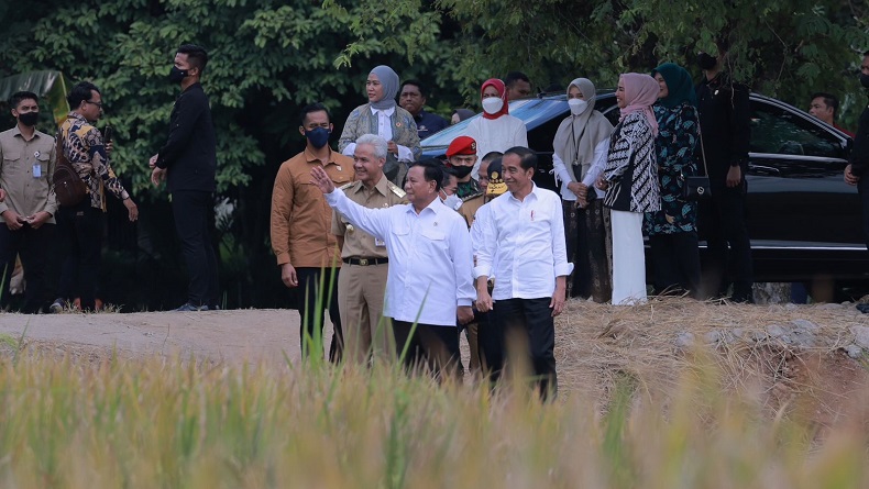 Prabowo Dampingi Jokowi Tinjau Panen Raya di Kebumen