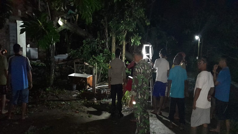 Diterjang Angin Kencang, Pohon Randu Tumbang Timpa Rumah di Boyolali