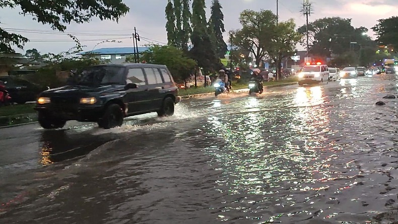 Drainase Tak Berfungsi, Terminal Tipe A Kota Sukabumi Terendam Banjir