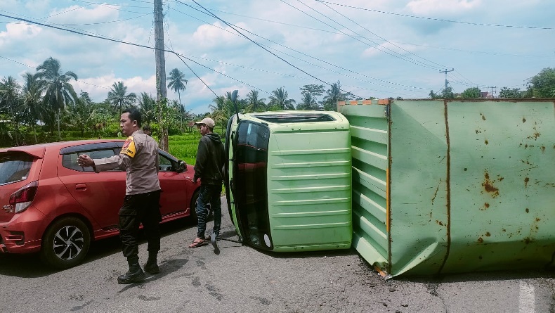 Kecelakaan Hari Ini di Tasikmalaya, Truk Terguling di Tengah Jalan akibat Ban Becah