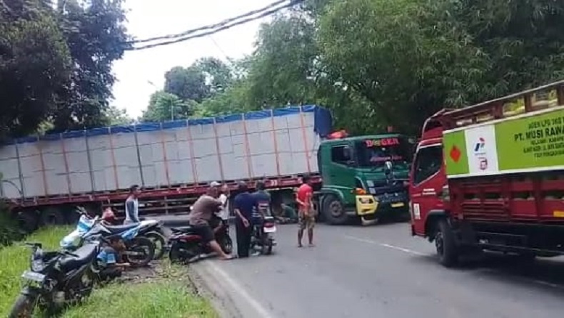 Tak Kuat Menanjak, Truk Trailer Tutup Badan Jalan di Pemalang