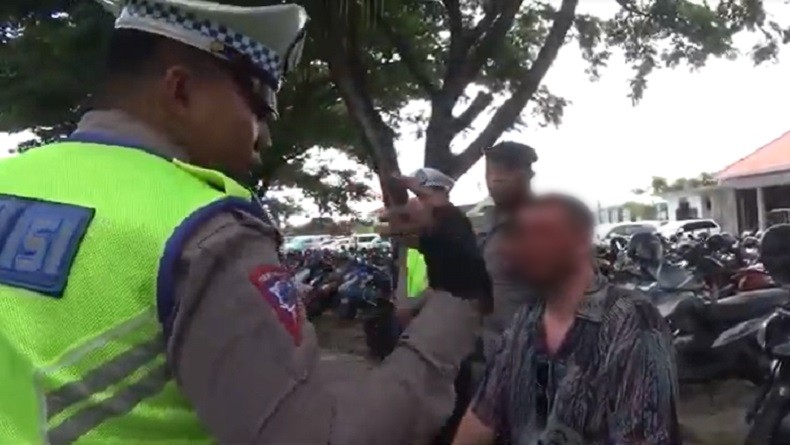 Kelabui Petugas saat Razia Kendaraan, Bule di Bali Ini Pura-Pura Tak Bisa Bahasa Inggris
