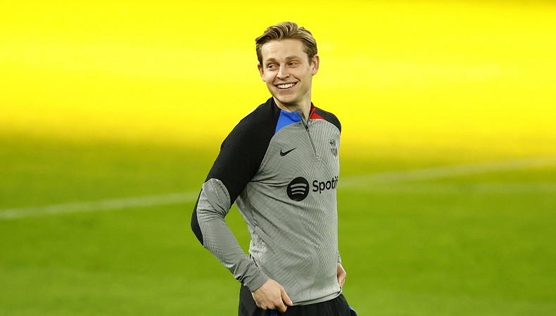 Man United Gigit Jari, Frenkie de Jong Nyatakan Ingin Bertahan di Barcelona