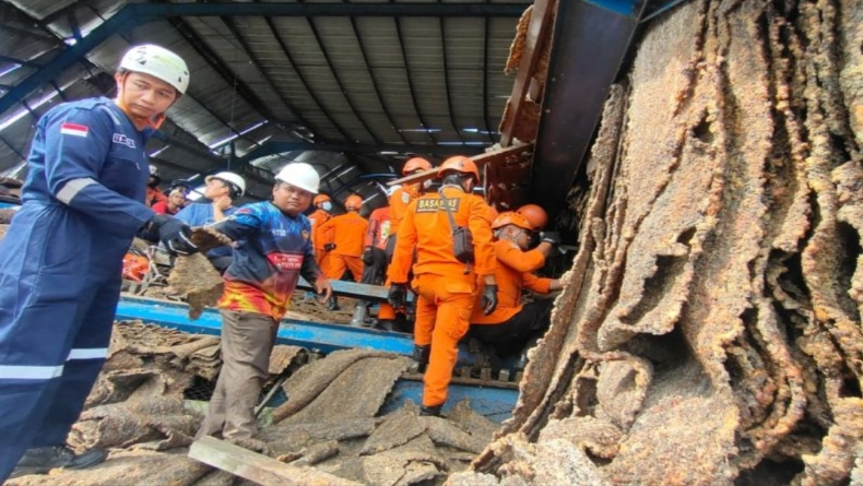 Pabrik Karet di Tanah Laut Ambruk, 1 Orang Tewas, 7 Luka-Luka
