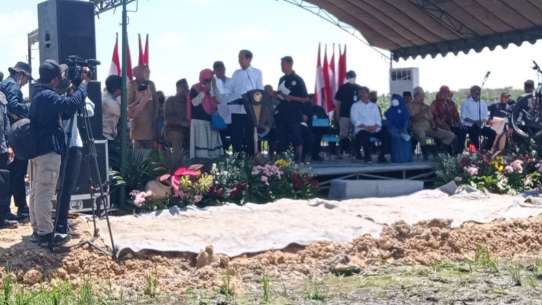 Kunjungan ke Blora, Presiden Jokowi Terkesan dengan Lokasi Acara yang Berlumpur