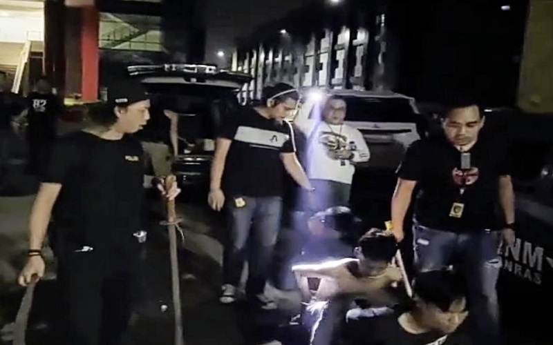 Ngeri! Tawuran Remaja di Palembang Pakai Bom Molotov dan Parang 