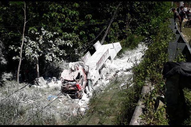 Muatan Terlalu Berat, Truk Tronton Terjungkal ke Jurang Sedalam 5 Meter