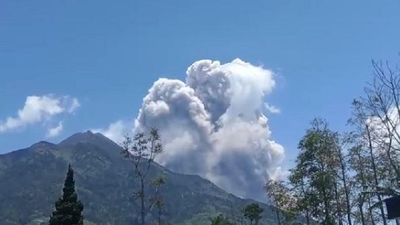 Gunung Merapi Muntahkan Awan Panas 21 Kali, Jarak Luncur hingga 4 Km
