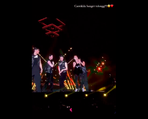 Trending di Twitter, Rose BLACKPINK Tetap Profesional Nyanyi meski Baju Mau Copot 