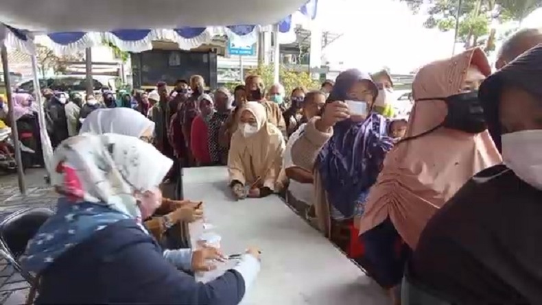 Warga Cimahi Rela Antre demi Beras Rp8.500 per Kg, Tak Peduli Berdesakan Berjam-jam