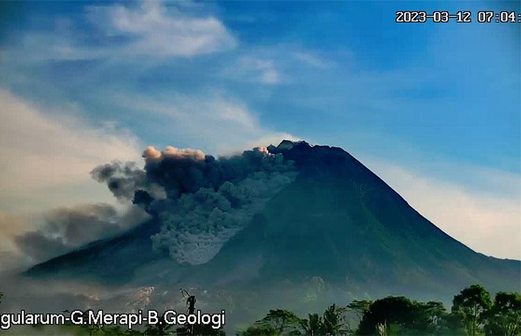 Gunung Merapi Muntahkan 54 Kali Awan Panas Guguran Sejak Sabtu