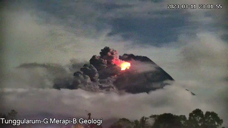 Gunung Merapi Masih Luncurkan Awan Panas Minggu Dini Hari