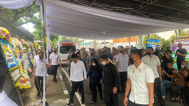 Presiden Jokowi Melayat ke Rumah Duka Koesni Harningsih Istri Moeldoko