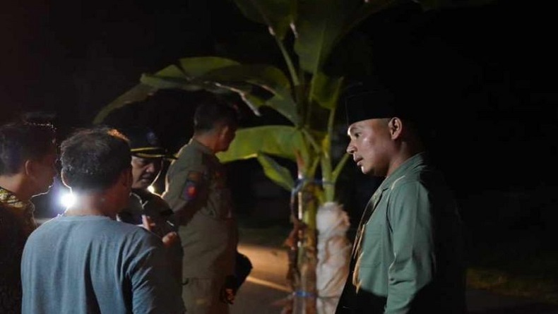 Jalan Nasional Rusak Ditanami Pohon, Wagub Kapuas Hulu Minta Warga Bersabar