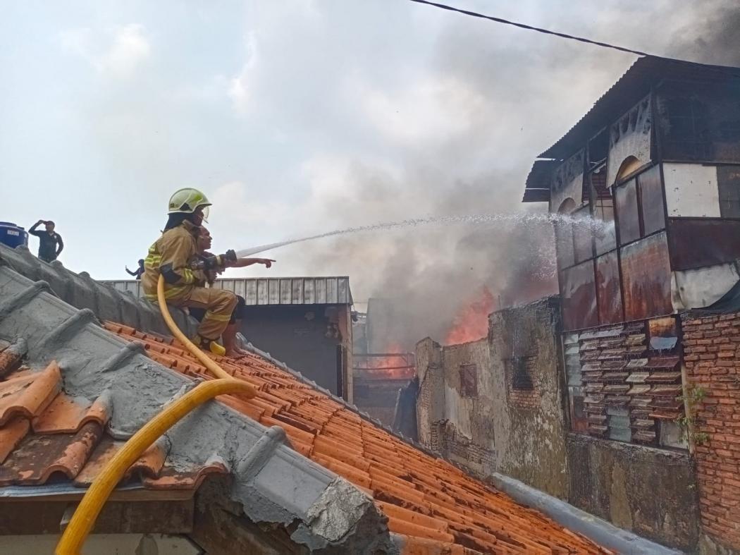 Kebakaran di Senen Jakpus, 13 Mobil Pemadam Dikerahkan