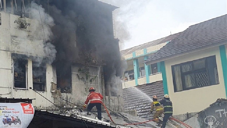 Damkar DKI Jakarta Ikut Turun Tangan, Kebakaran Toko Elektronik di Tangsel Berhasil Dipadamkan
