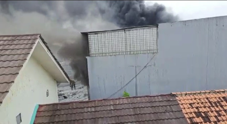 Toko Elektronik Dekat SD Negeri 2 Ciputat Terbakar