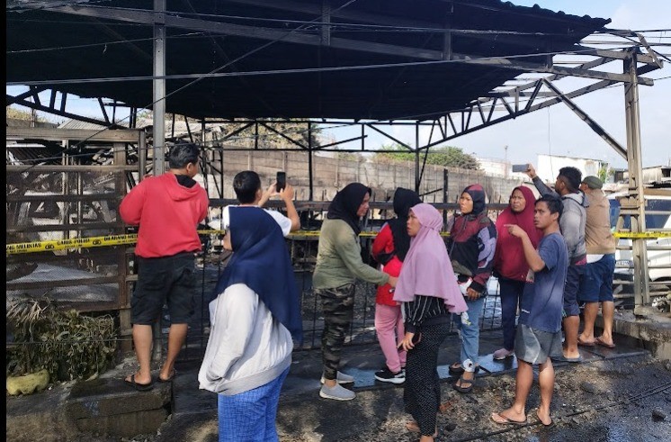 Cegah Pencurian, Warga Korban Kebakaran  Tutup Akses Jalan Kebakaran Depo Pertamina Plumpang 