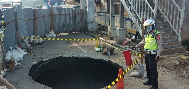 Waspada, Ada Jalan Ambles di Jalan Daan Mogot Jakbar