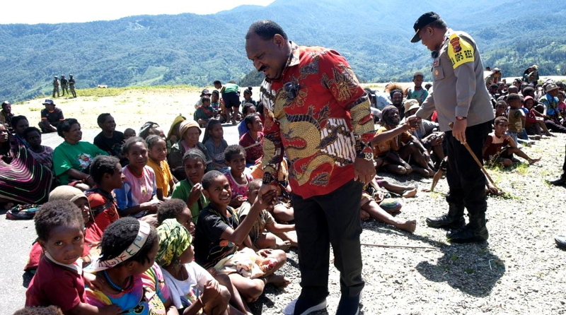 Bupati Puncak Bertemu Warga Pengungsi di Distrik Sinak, Pastikan Sembako Segera Tiba 